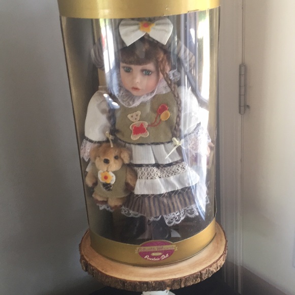 Collectible Memories Porcelain Doll. Limited Collector’s Edition. - Picture 3 of 5